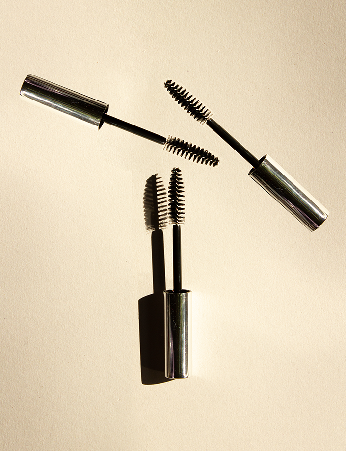 2in1 Wimpern- & Augenbrauen Booster angereichert mit Hyaluron und natürlichen Inhaltsstoffen für voluminöse, längere, dunklere und gepflegte Wimpern und Augenbrauen von neobömi –  drei Applikatorbürsten vor weißem Hintergrund "